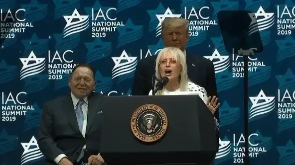 מרים ושלדון אדלסון בכנס ארגון הקהילה הישראלית-אמריקנית בפלורידה, עם דונלד טראמפ - ה-8 לדצמבר 2019 מרים ושלדון אדלסון בכנס ארגון הקהילה הישראלית-אמריקנית בפלורידה, עם דונלד טראמפ - ה-8 לדצמבר 2019