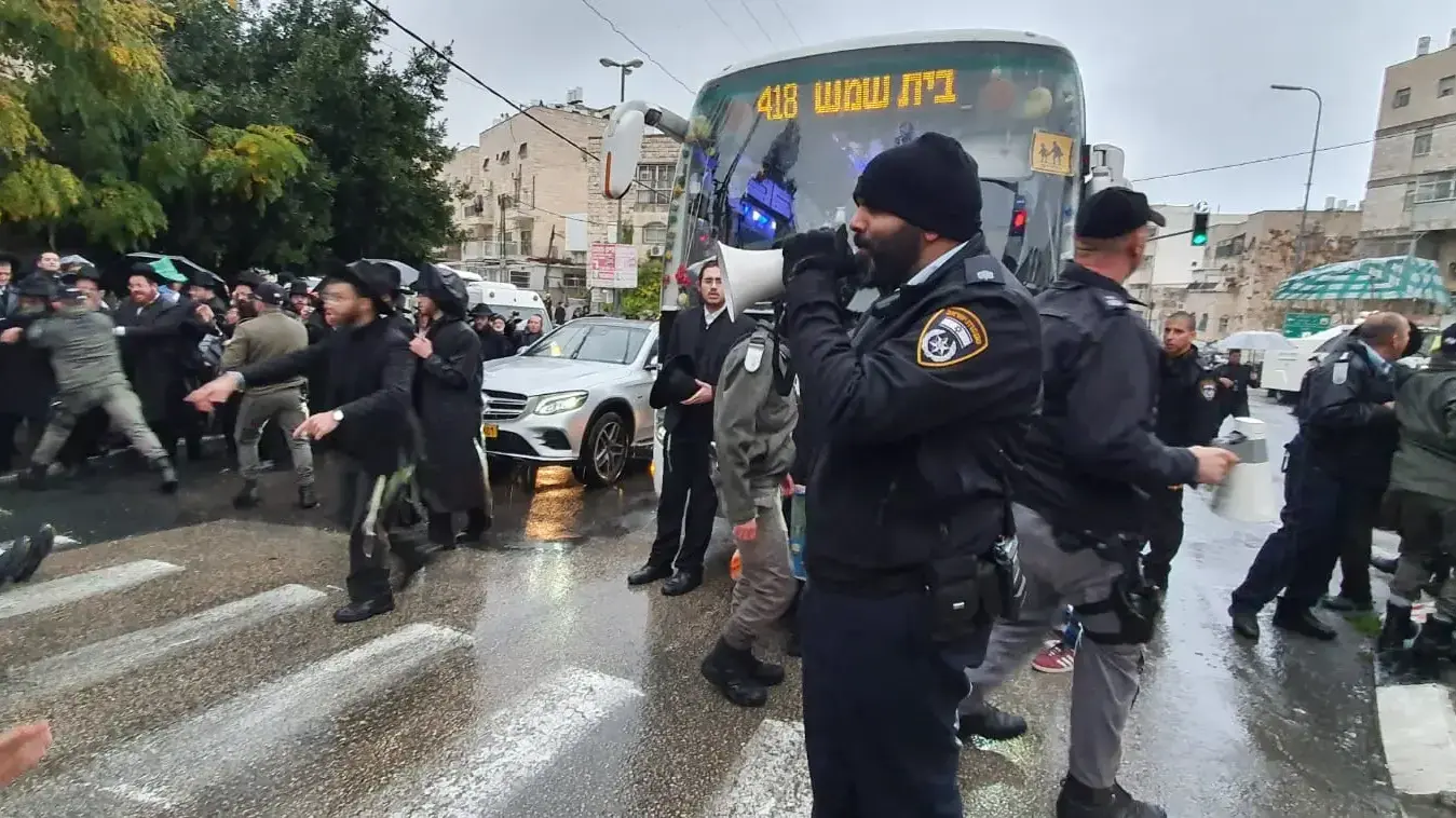 כוחות משטרת ישראל פועלים ברחוב בר אילן בירושלים, לפינוי מפגינים שהגיעו למקום והחלו להפר את הסדר הציבורי תוך שחוסמים את הכביש ל 2 הכיוונים ומשבשים את התנועה, 8 בדצמבר 2019
כוחות משטרת ישראל פועלים ברחוב בר אילן בירושלים, לפינוי מפגינים שהגיעו למקום והחלו להפר את הסדר הציבורי תוך שחוסמים את הכביש ל 2 הכיוונים ומשבשים את התנועה, 8 בדצמבר 2019