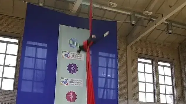 אמנית טרפז צונחת  מגובה רב