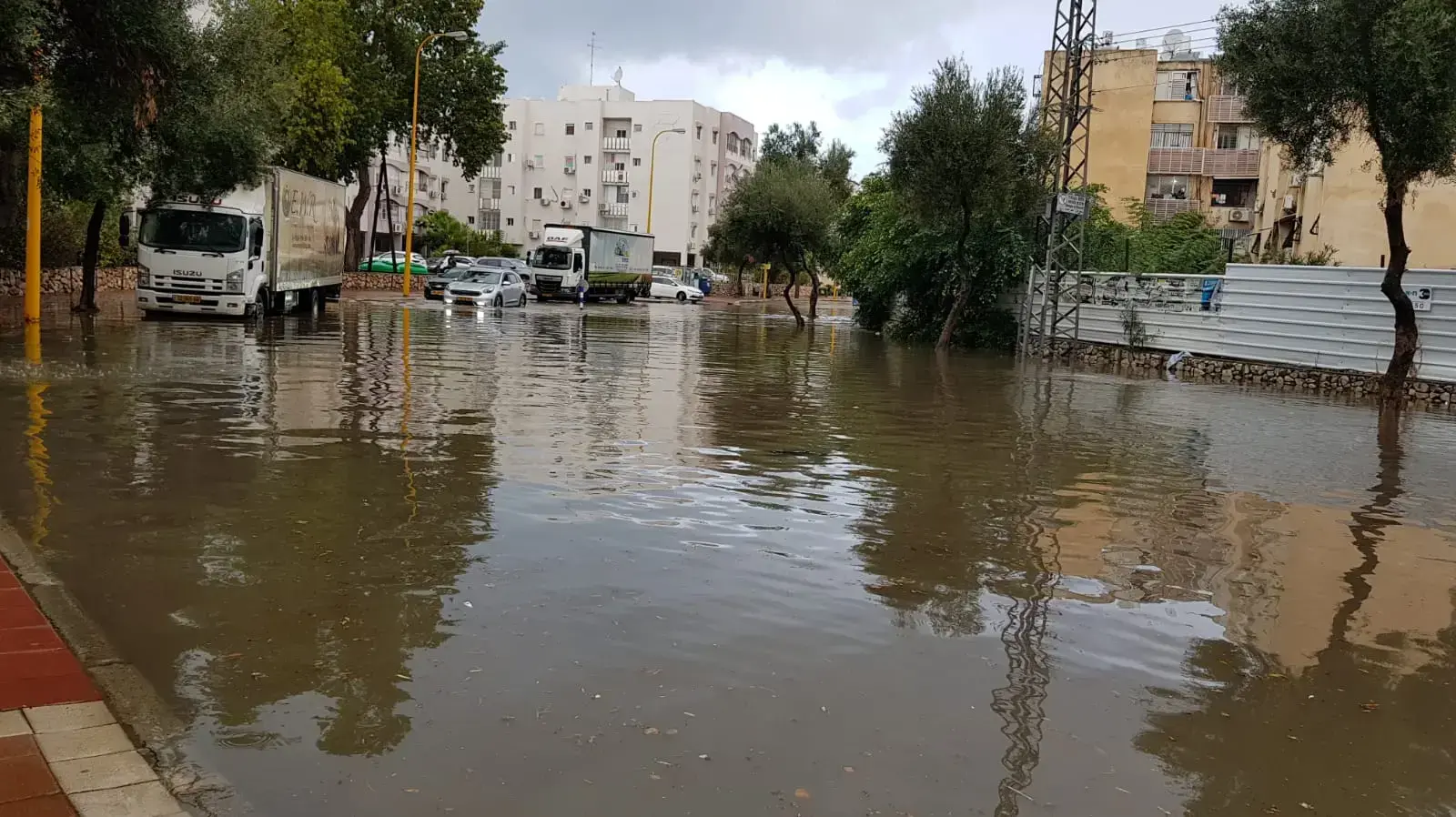הצפה בעקבות תנאי מזג האוויר באשדוד 9 בצדמבר 2019 הצפה בעקבות תנאי מזג האוויר באשדוד 9 בצדמבר 2019