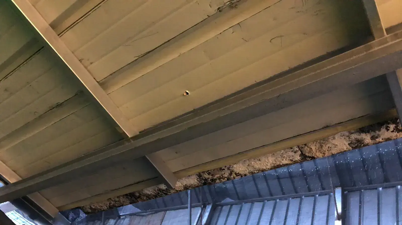 חור שנפער בתקרת המבנה בחצר הגן ברמת גן, 10 בדצמבר 2019 חור שנפער בתקרת המבנה בחצר הגן ברמת גן, 10 בדצמבר 2019