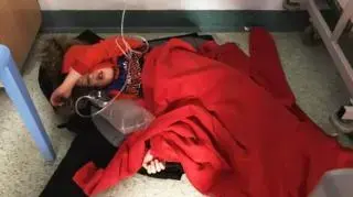 ילד בן ארבע שוכב על רצפת בית חולים בעיר לידס, בריטניה, דצמבר 2019 ילד בן ארבע שוכב על רצפת בית חולים בעיר לידס, בריטניה, דצמבר 2019