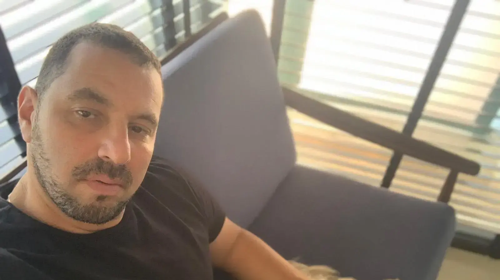 הזמר שלומי סרנגה בביתו לאחר תאונת דרכים שעבר. 10 בדצמבר 2019. הזמר שלומי סרנגה בביתו לאחר תאונת דרכים שעבר. 10 בדצמבר 2019.
