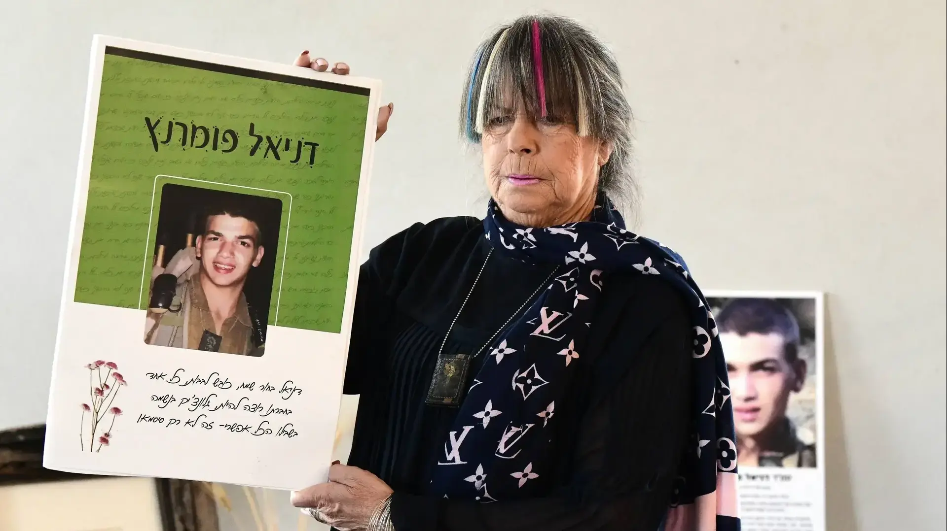 ורדה פומרנץ אוחזת בתמונת בנה 10 בצדמבר 2019