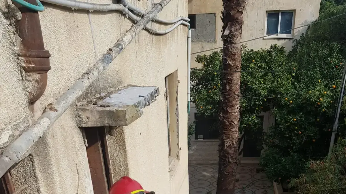 שריפה במבנה נטוש ברחוב הרצליה בשכונת הדר שבחיפה . שריפה במבנה נטוש ברחוב הרצליה בשכונת הדר שבחיפה .