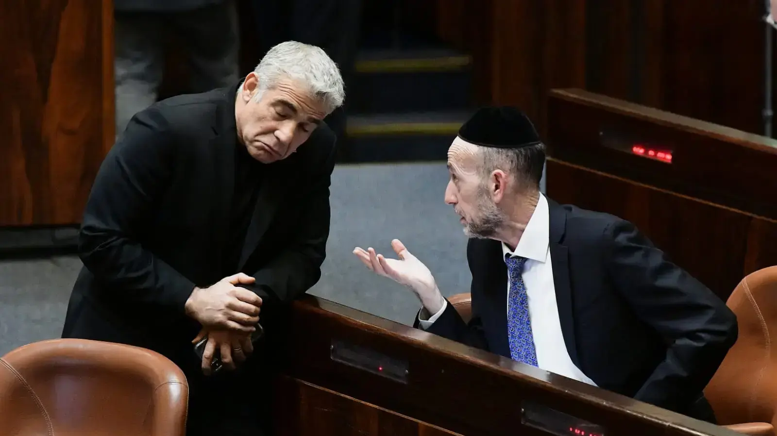 יאיר לפיד ואורי מקלב במהלך מליאת הכנסת 11 בדצמבר 2019 יאיר לפיד ואורי מקלב במהלך מליאת הכנסת 11 בדצמבר 2019