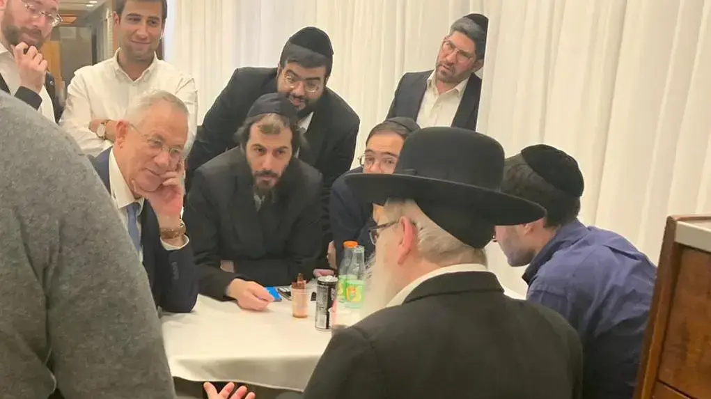 שיחה של יו"ר כחול לבן, בני גנץ בכנסת שיחה של יו"ר כחול לבן, בני גנץ בכנסת