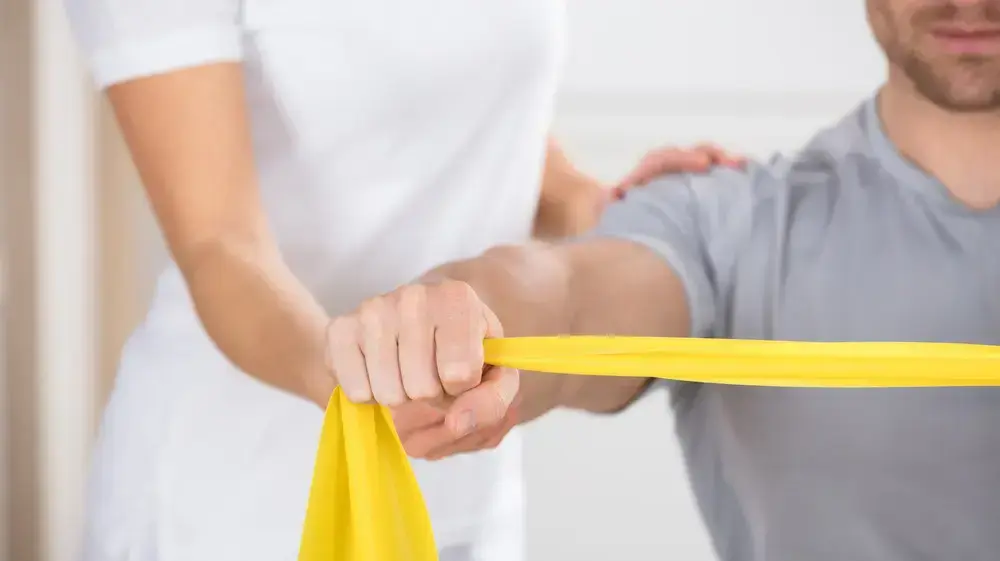 גבר בפיזיותרפיה גבר בפיזיותרפיה