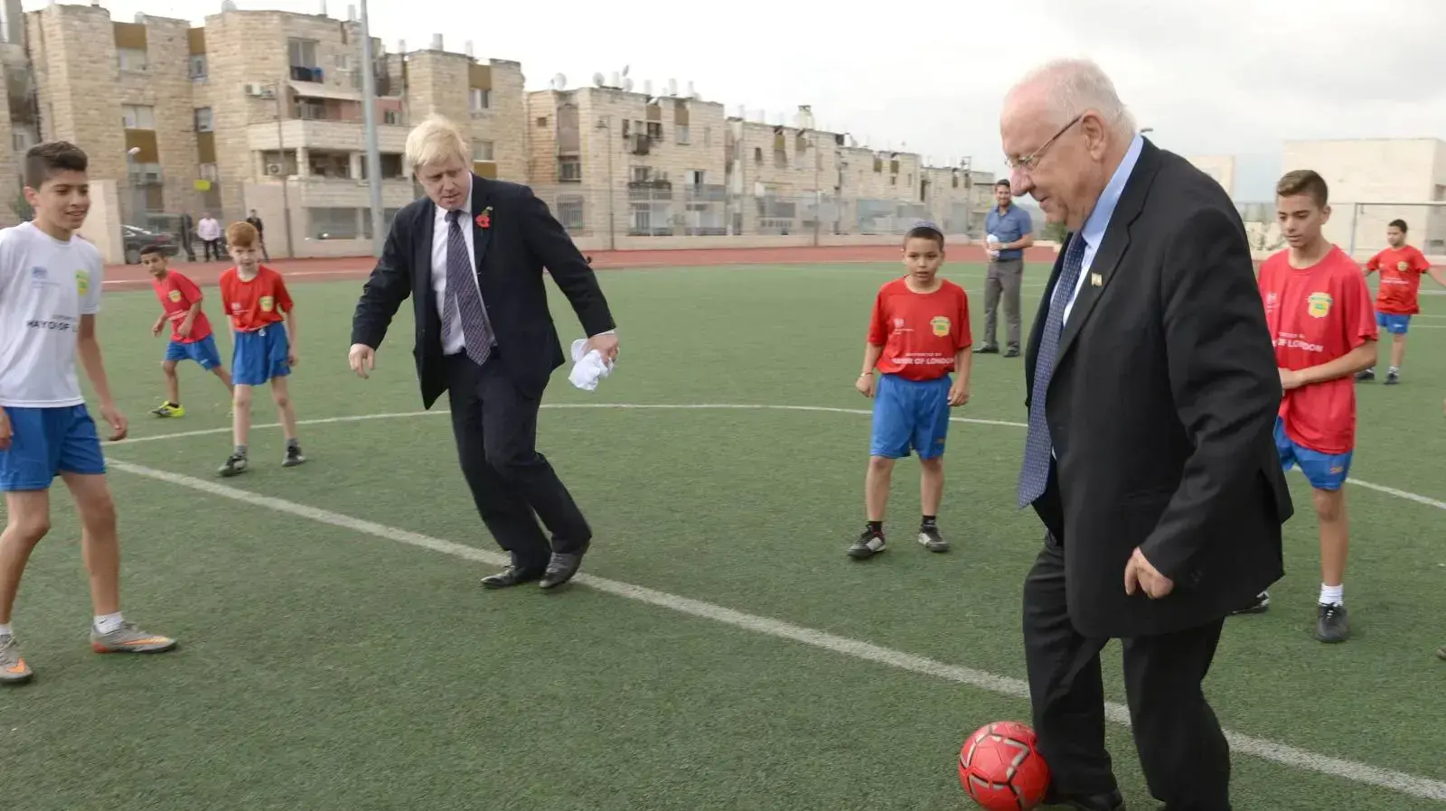 נשיא המדינה ראובן ריבלין משחק כדורגל עם ראש ממשלת בריטניה בוריס ג'ונסון, 13 בדצמבר 2019 נשיא המדינה ראובן ריבלין משחק כדורגל עם ראש ממשלת בריטניה בוריס ג'ונסון, 13 בדצמבר 2019