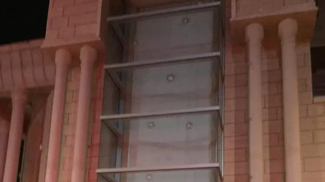 הירי הלילה (שבת) על ביתו של ראש עיריית סכנין הירי הלילה (שבת) על ביתו של ראש עיריית סכנין