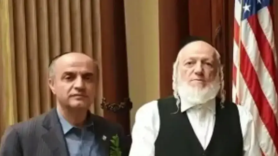 קמרון עמנואל ויהודה משי זהב בבית הכנסת בבוורלי הילס לאחר שהושחת - 15 דצמבר 2019