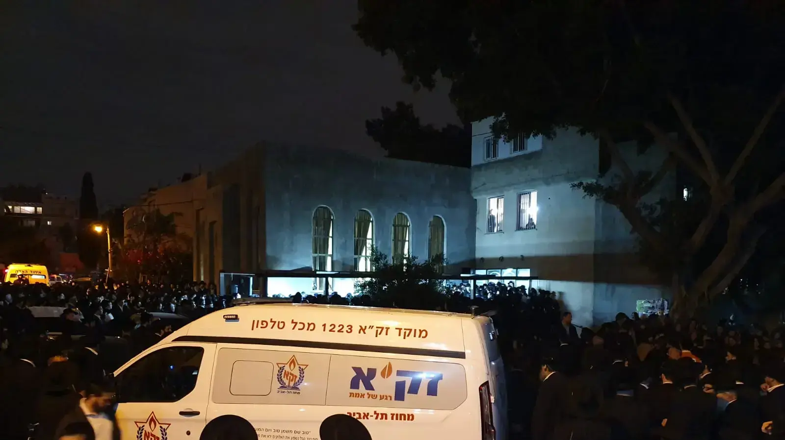 מובא למנוחות יצחק מאיר וייס, בן 31 שמת בביתו בבני ברק במהלך השבעה על בנו שמת מוות בעריסה, 15 בדצמבר 2019 מובא למנוחות יצחק מאיר וייס, בן 31 שמת בביתו בבני ברק במהלך השבעה על בנו שמת מוות בעריסה, 15 בדצמבר 2019