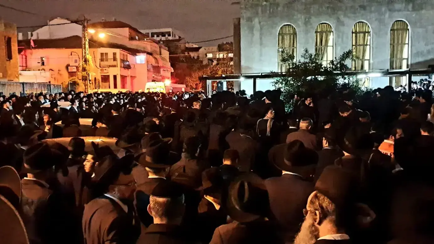 הלווית יצחק מאיר וייס, בן 31 שמת בביתו בבני ברק במהלך השבעה על בנו שמת מוות בעריסה, 15 בדצמבר 2019 הלווית יצחק מאיר וייס, בן 31 שמת בביתו בבני ברק במהלך השבעה על בנו שמת מוות בעריסה, 15 בדצמבר 2019