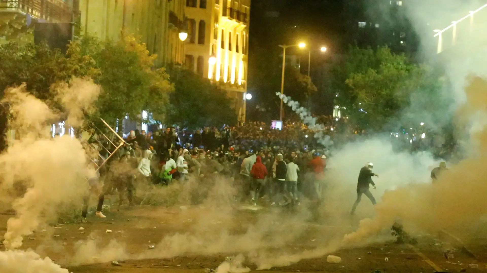 גז מדמיע ברחובות ביירות בעימותים הקשים בין המפגינים לכוחות הביטחון של לבנון. 16 בדצמבר 2019.