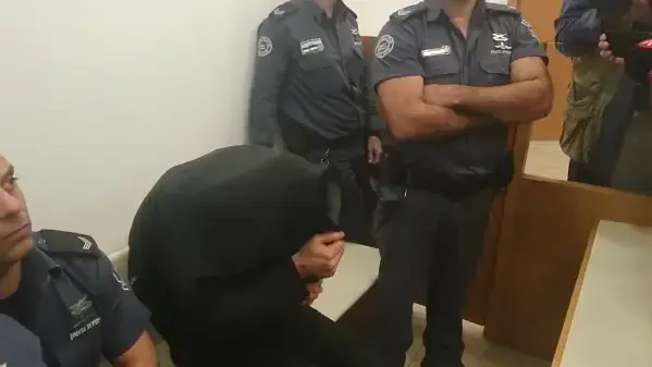 יונתן פדידה הנהג החשוד בדריסת שני רוכבי אופניים למוות בשרון בבית המשפט בפ"ת עם העו"ד שלהם, 17 בדצמבר 2019 יונתן פדידה הנהג החשוד בדריסת שני רוכבי אופניים למוות בשרון בבית המשפט בפ"ת עם העו"ד שלהם, 17 בדצמבר 2019