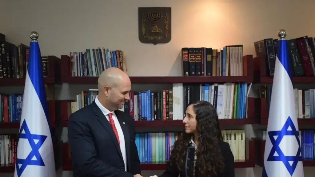 שר המשפטים אמיר אוחנה ומ"מ פרקליט המדינה הנכנסת, עו"ד אורלי בן-ארי גינזברג.