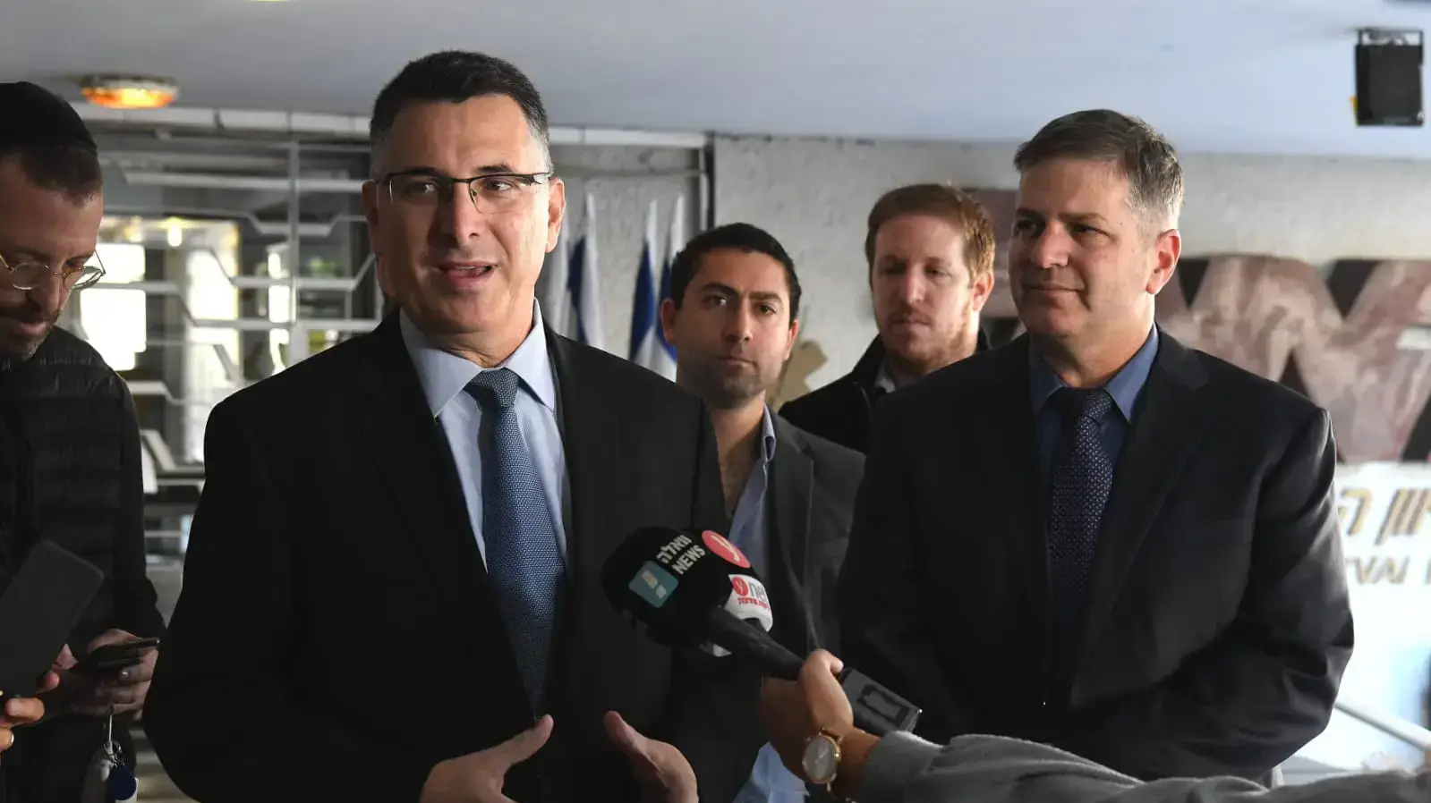 גדעון סער מגיש את מועמדותו לתפקיד יו״ר הליכוד ומועמד התנועה לראשות הממשלה, מצודת זאב, תל אביב