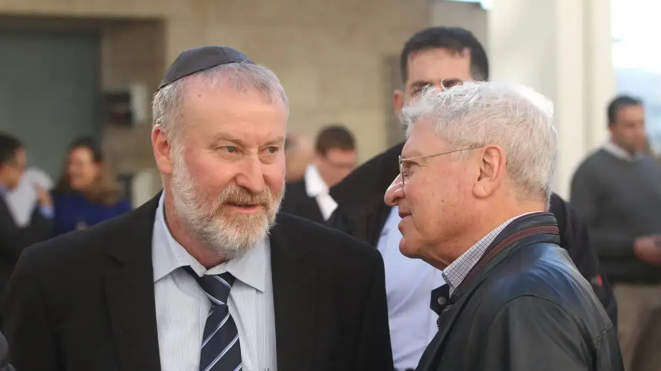 אביחי מנדלבליט וערן שנדר ראש מח"ש לשעבר,בטקס הפרידה משי ניצן, בסיס יהודאי מג"ב ירושלים, 18 בדצמבר 2019 אביחי מנדלבליט וערן שנדר ראש מח"ש לשעבר,בטקס הפרידה משי ניצן, בסיס יהודאי מג"ב ירושלים, 18 בדצמבר 2019