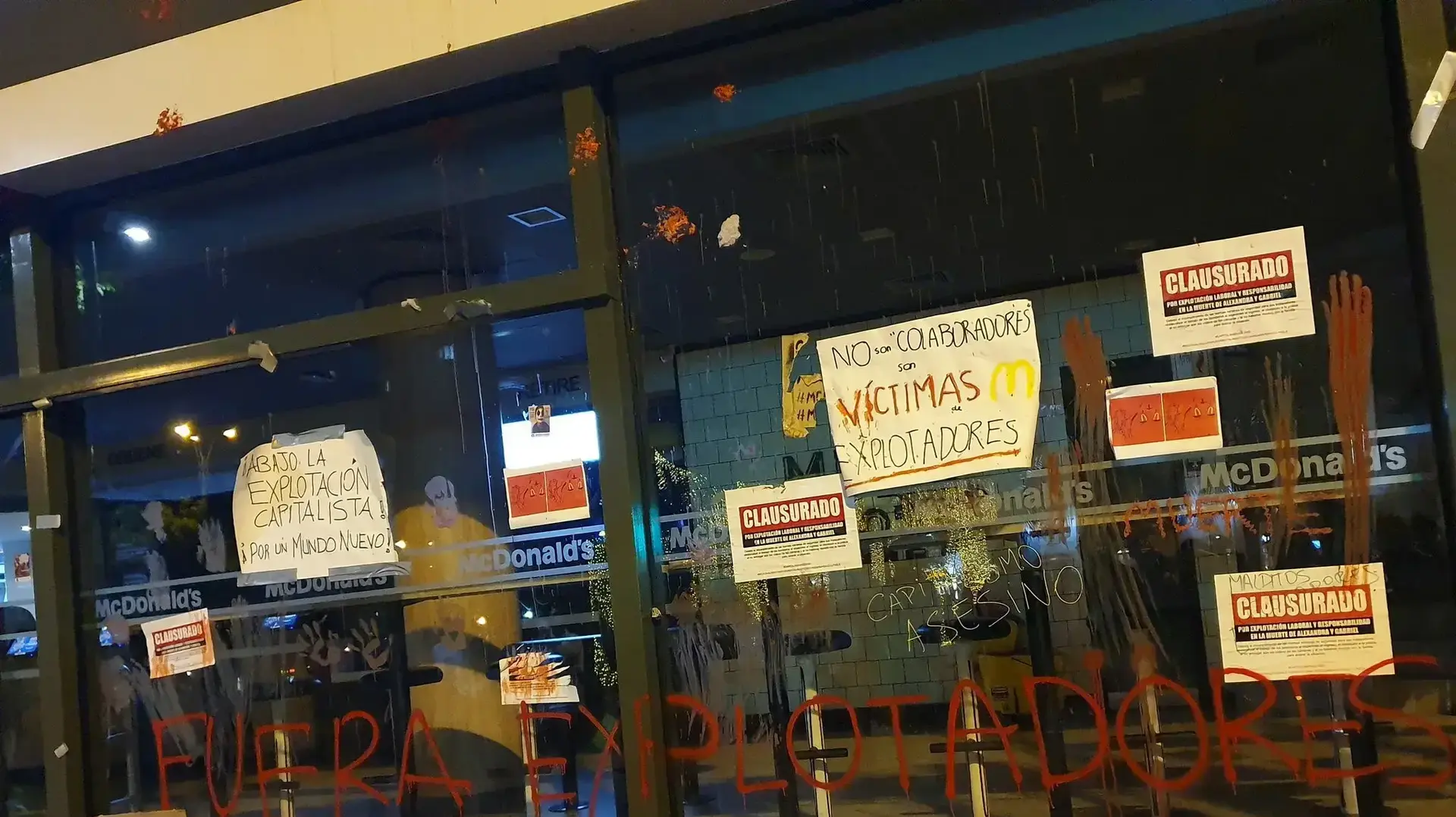 שלטי מחאה בסניף מקדונלדס בפאתי לימה, בירת פרו, 17 בדצמבר 2019
