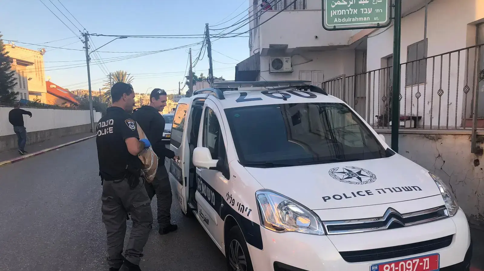ניידת המשטרה מחוץ לביתה של האם החשודה שדקרה את בנה בעילוט 18 בדצמבר 2019