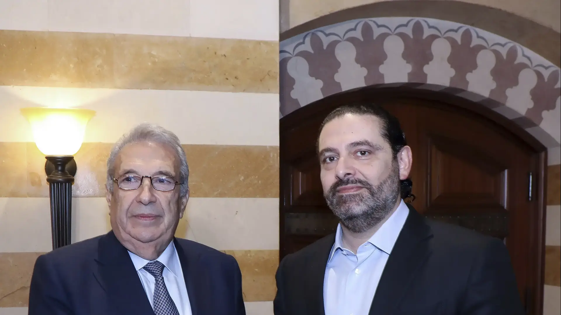 ראש ממשלת לבנון היוצא, סעד אל-חרירי לוחץ את ידו של איש  איש העסקים סמיר חטיב בביירות 8 בדצמבר 2019 


