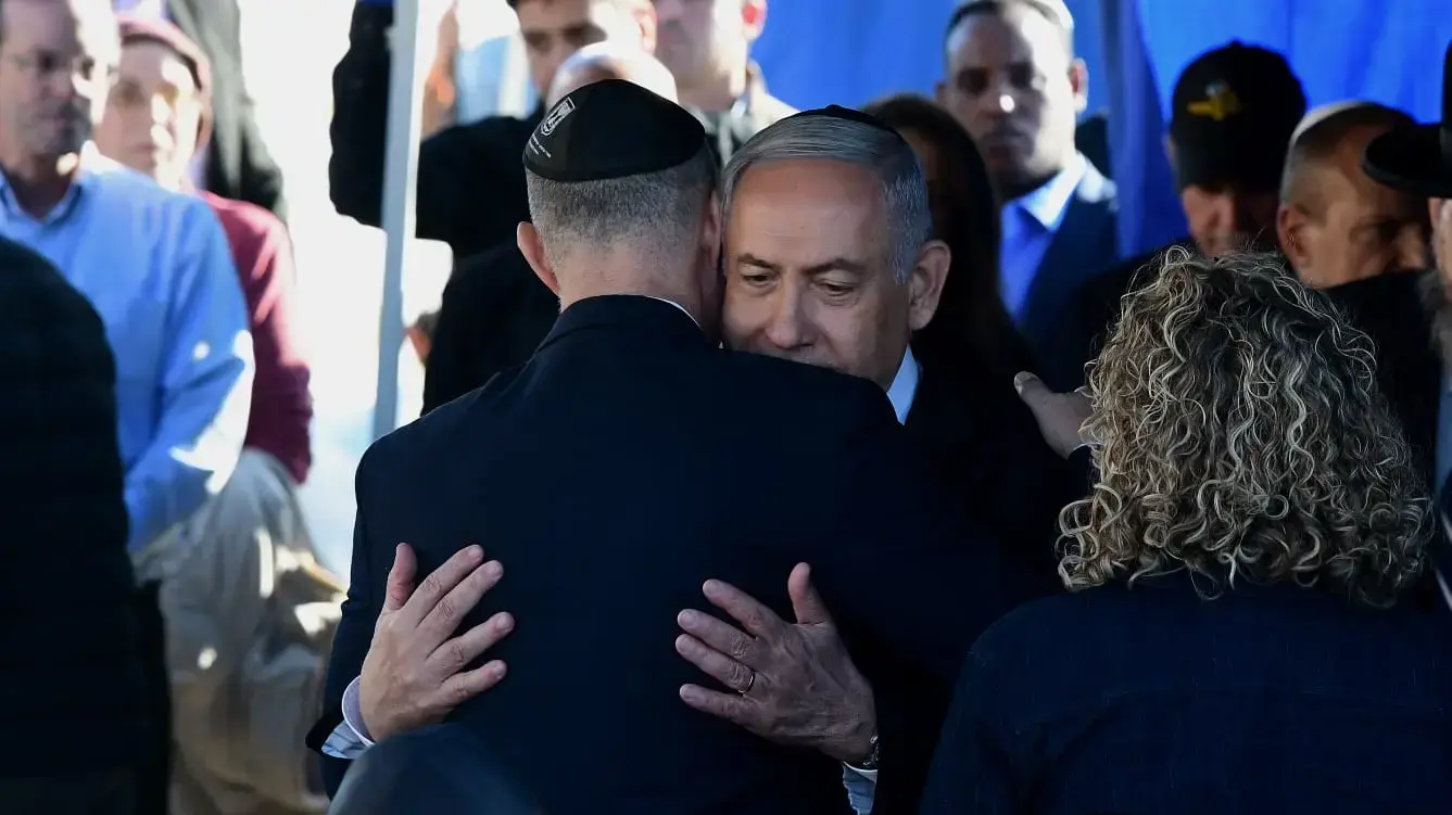 ראש הממשלה בנימין נתניהו עם צחי הנגבי בהלוויתה של גאולה כהן, הר הזיתים ירושלים, 19 בדצמבר 2019 ראש הממשלה בנימין נתניהו עם צחי הנגבי בהלוויתה של גאולה כהן, הר הזיתים ירושלים, 19 בדצמבר 2019