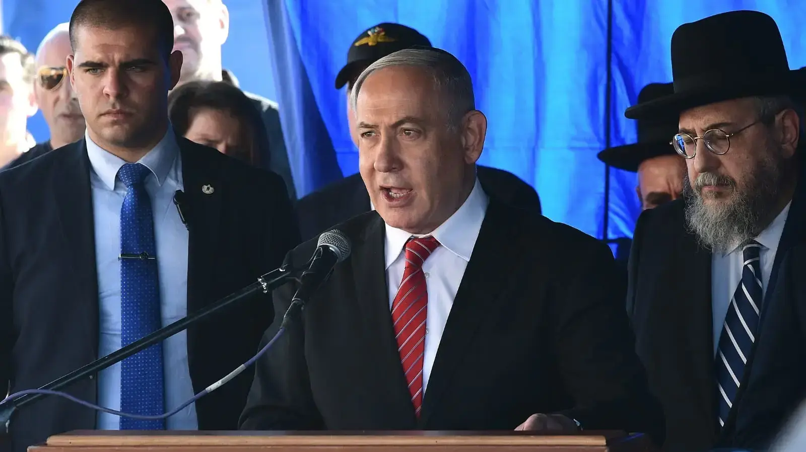 ראש הממשלה בנימין נתניהו עם בהלוויתה של גאולה כהן, הר הזיתים ירושלים, 19 בדצמבר 2019 ראש הממשלה בנימין נתניהו עם בהלוויתה של גאולה כהן, הר הזיתים ירושלים, 19 בדצמבר 2019