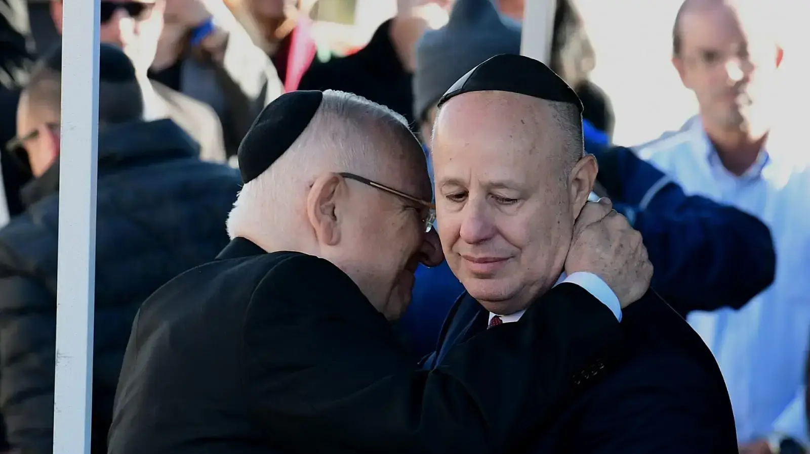 נשיא המדינה ראובן ריבלין עם צחי הנגבי בהלוויתה של גאולה כהן, הר הזיתים ירושלים, 19 בדצמבר 2019 נשיא המדינה ראובן ריבלין עם צחי הנגבי בהלוויתה של גאולה כהן, הר הזיתים ירושלים, 19 בדצמבר 2019