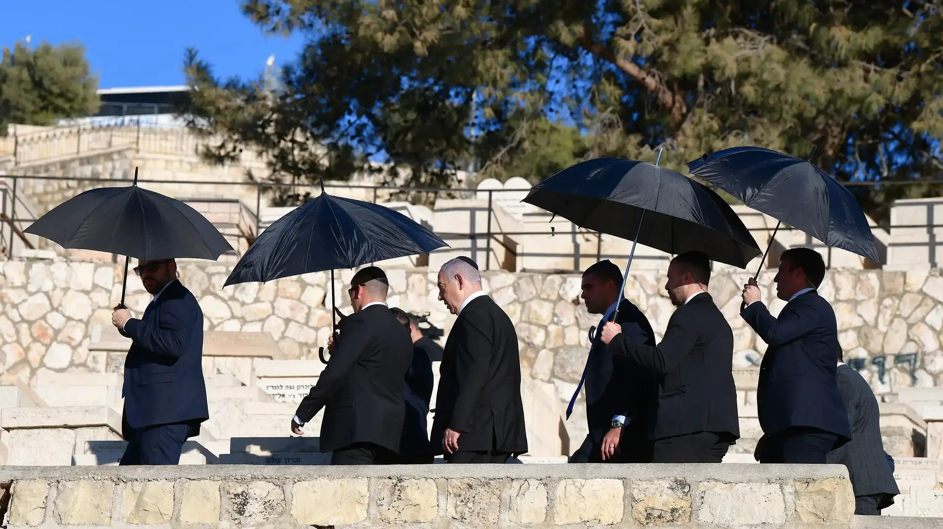 ראש הממשלה בנימין נתניהו עם בהלוויתה של גאולה כהן, הר הזיתים ירושלים, 19 בדצמבר 2019 ראש הממשלה בנימין נתניהו עם בהלוויתה של גאולה כהן, הר הזיתים ירושלים, 19 בדצמבר 2019