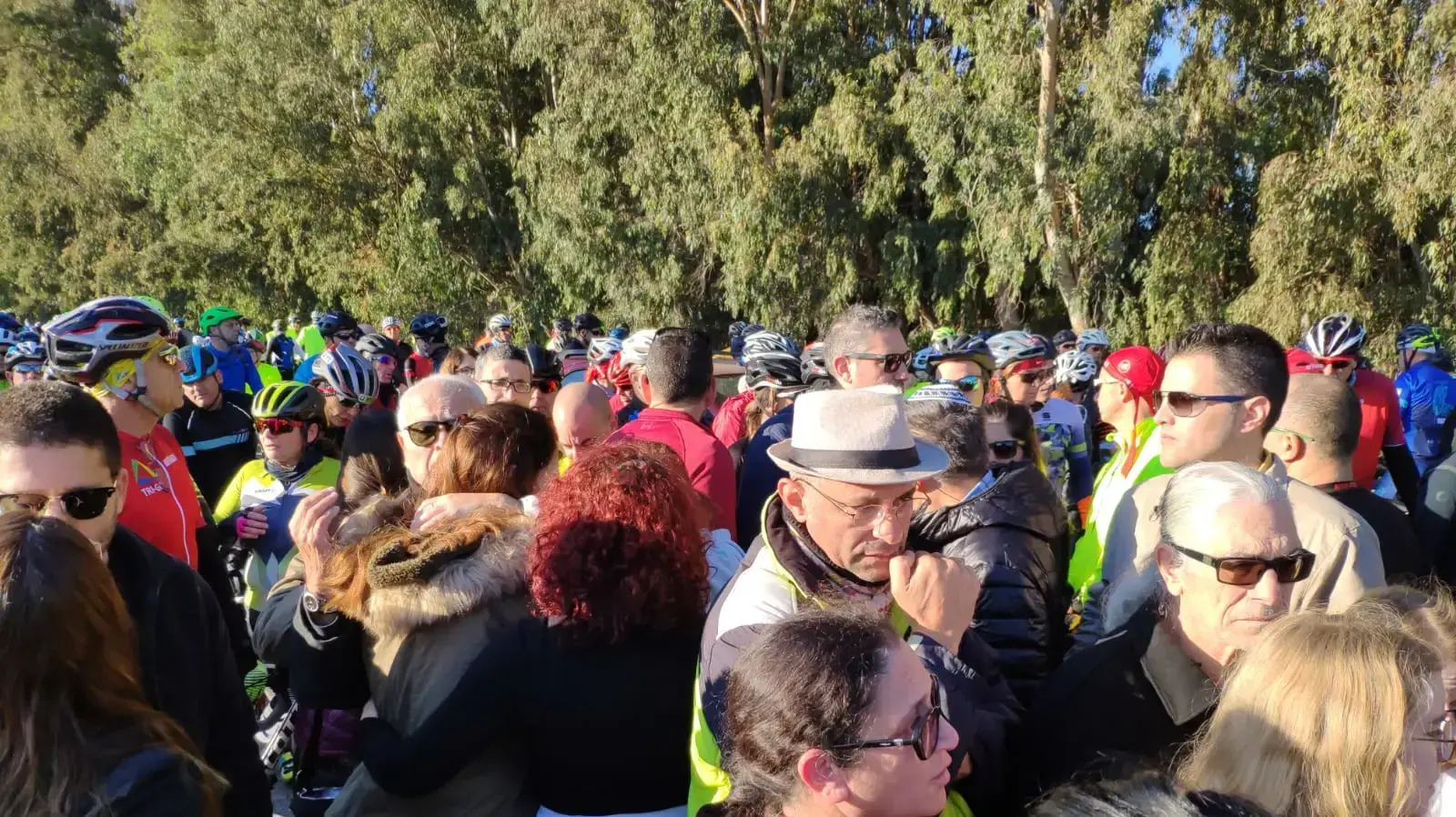 חבריהם של רוכבי האופניים, תומר ויינשטיין ויניב לוגסי, שנהרגו בתאונת דרכים רוכבים ומתכנסים לזכרם בכניסה למושב בני ציון. 20 בדצמבר 2019. חבריהם של רוכבי האופניים, תומר ויינשטיין ויניב לוגסי, שנהרגו בתאונת דרכים רוכבים ומתכנסים לזכרם בכניסה למושב בני ציון. 20 בדצמבר 2019.
