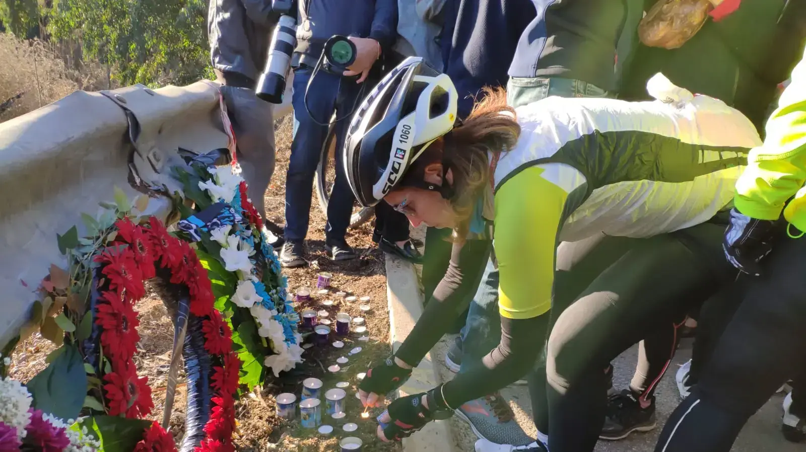 חבריהם של רוכבי האופניים, תומר ויינשטיין ויניב לוגסי, שנהרגו בתאונת דרכים רוכבים ומתכנסים לזכרם בכניסה למושב בני ציון. 20 בדצמבר 2019.
