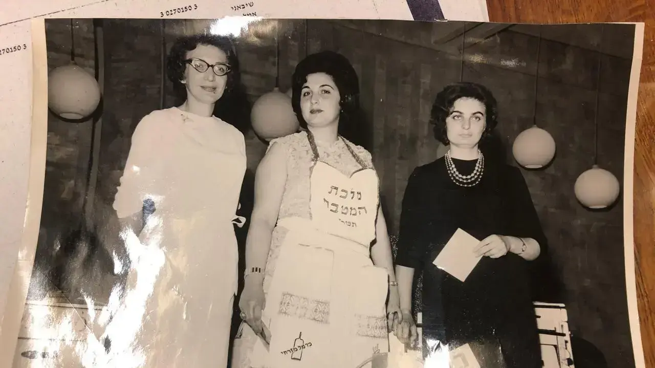 שלוש הזוכות בתחרות "מלכת המטבח הישראלי ".שושנה בכור, רות ריכטר ואבלה מזאווי. משרד 1965פרסום א. גלבלום. 20 בדצמבר 2019. שלוש הזוכות בתחרות "מלכת המטבח הישראלי ".שושנה בכור, רות ריכטר ואבלה מזאווי. משרד 1965פרסום א. גלבלום. 20 בדצמבר 2019.