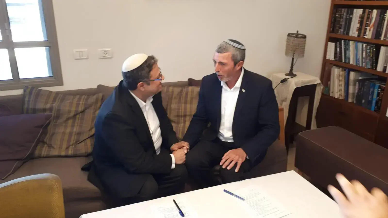 יו"ר הבית היהודי רפי פרץ מסכם על ריצה משותפת עם יו"ר עוצמה יהודית איתמר בן גביר. 20 בדצמבר 2019. יו"ר הבית היהודי רפי פרץ מסכם על ריצה משותפת עם יו"ר עוצמה יהודית איתמר בן גביר. 20 בדצמבר 2019.