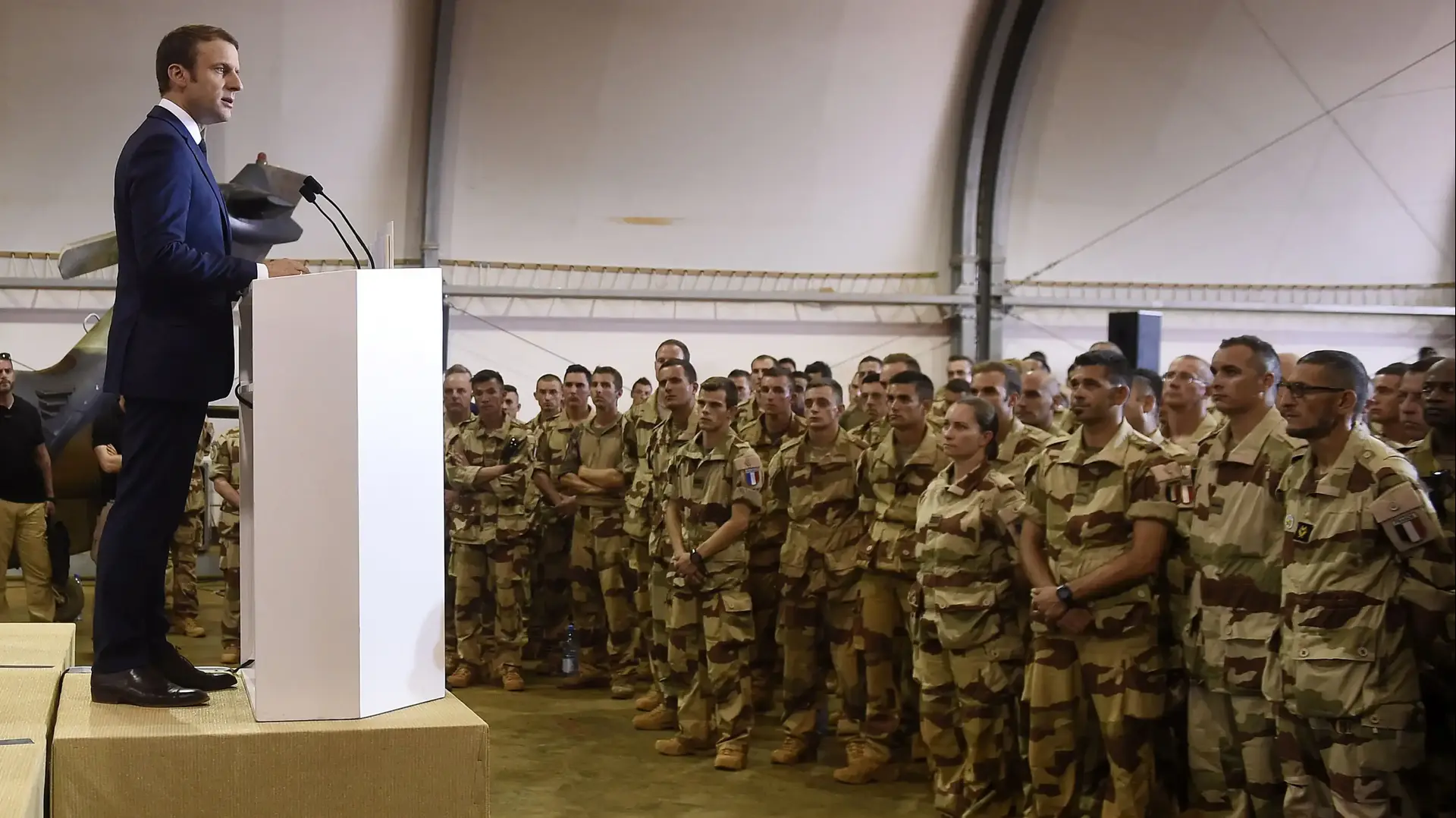 נשיא צרפת מבקר את כחות הצבא הצרפתי במבצע ברקהאנה במערב אפריקה, 20 בדצמבר 2019 נשיא צרפת מבקר את כחות הצבא הצרפתי במבצע ברקהאנה במערב אפריקה, 20 בדצמבר 2019