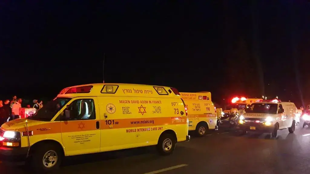 תאונה דרכים בה אוטובוס נכנס בתחנה בצומת בדק בכביש 40, 22 בדצמבר 2019