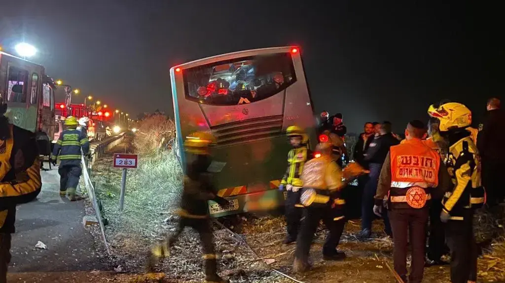 תאונה דרכים בה אוטובוס נכנס בתחנה בצומת בדק בכביש 40, 22 בדצמבר 2019 תאונה דרכים בה אוטובוס נכנס בתחנה בצומת בדק בכביש 40, 22 בדצמבר 2019