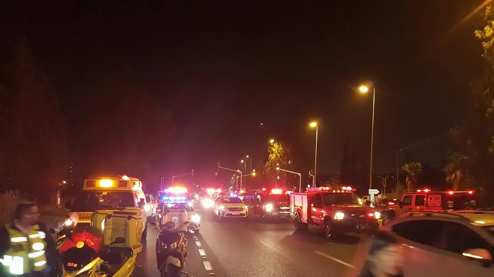 תאונת דרכים בה אוטובוס נכנס בתחנה בצומת בדק בכביש 40, 22 בדצמבר 2019 תאונת דרכים בה אוטובוס נכנס בתחנה בצומת בדק בכביש 40, 22 בדצמבר 2019