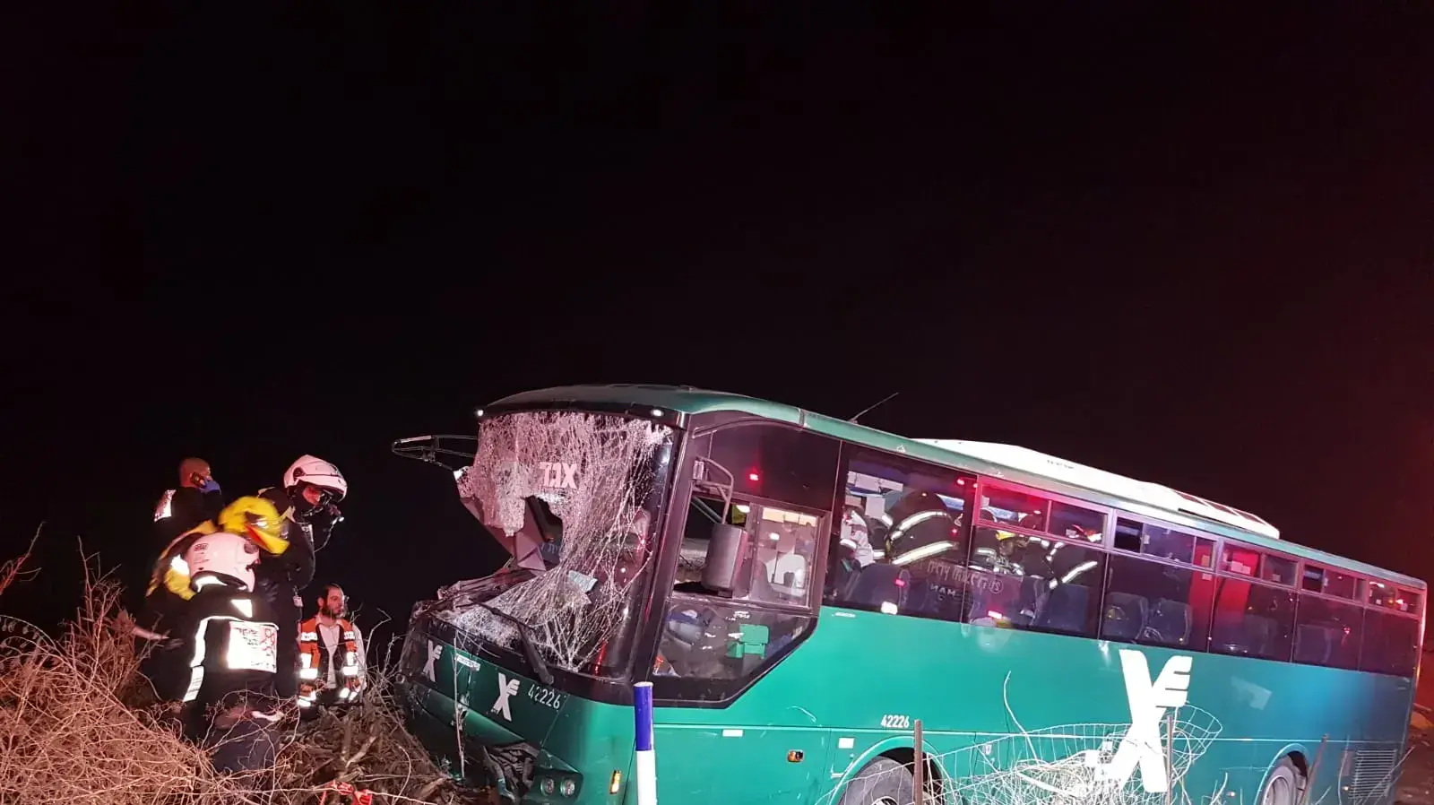 תאונת דרכים בה אוטובוס נכנס בתחנה בצומת בדק בכביש 40, 22 בדצמבר 2019 תאונת דרכים בה אוטובוס נכנס בתחנה בצומת בדק בכביש 40, 22 בדצמבר 2019