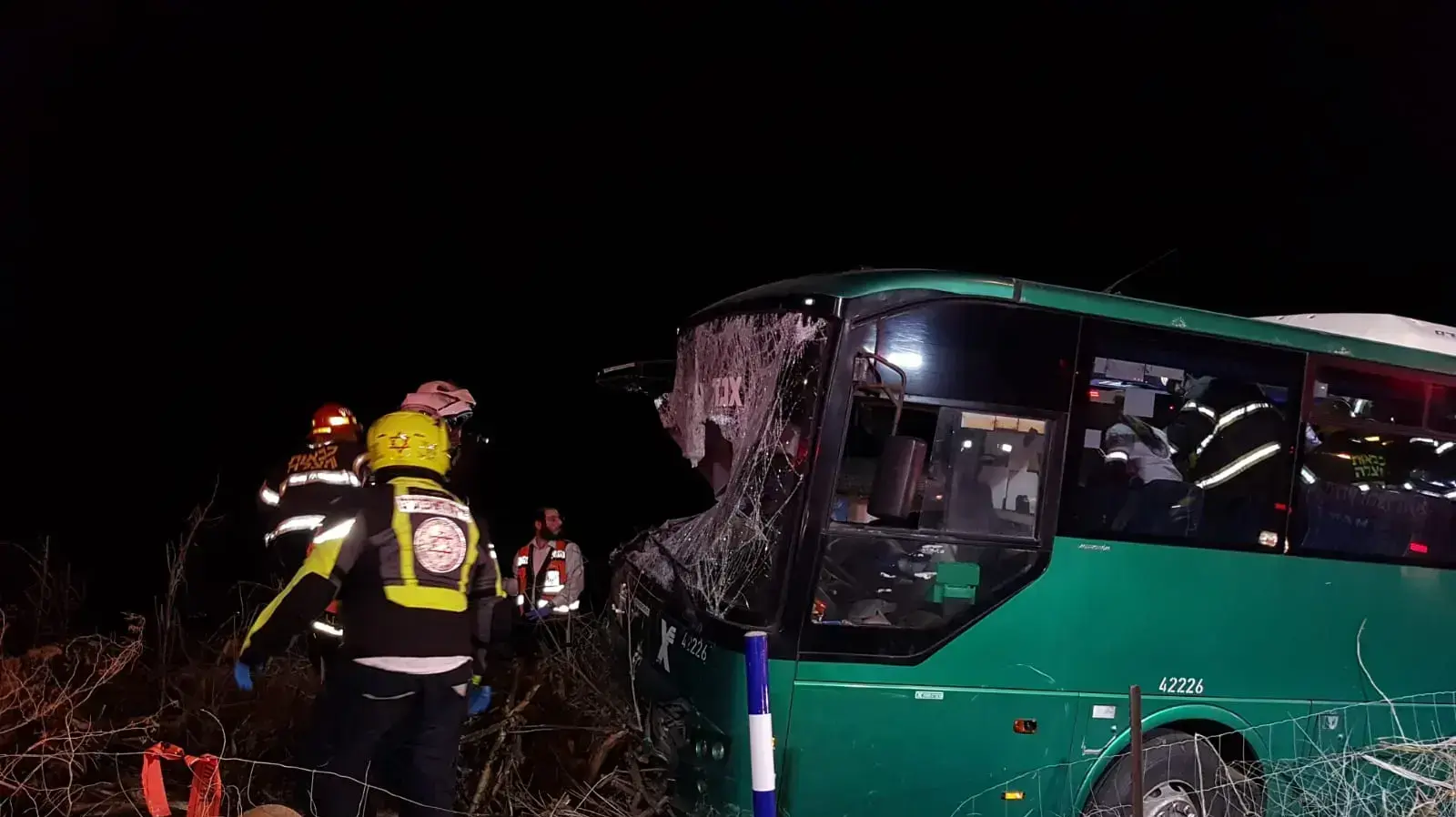 תאונת דרכים בה אוטובוס נכנס בתחנה בצומת בדק בכביש 40, 22 בדצמבר 2019 תאונת דרכים בה אוטובוס נכנס בתחנה בצומת בדק בכביש 40, 22 בדצמבר 2019