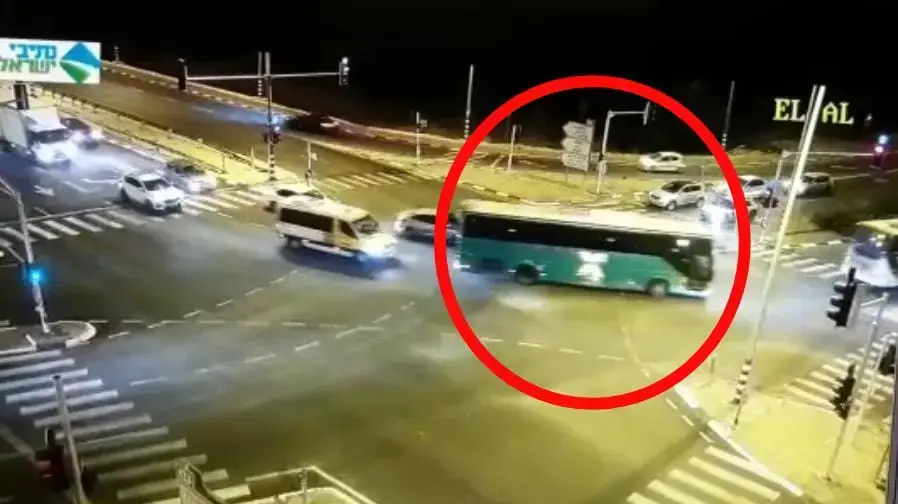 תאונת דרכים בה אוטובוס נכנס בתחנה בצומת בדק בכביש 40, 22 בדצמבר 2019 תאונת דרכים בה אוטובוס נכנס בתחנה בצומת בדק בכביש 40, 22 בדצמבר 2019