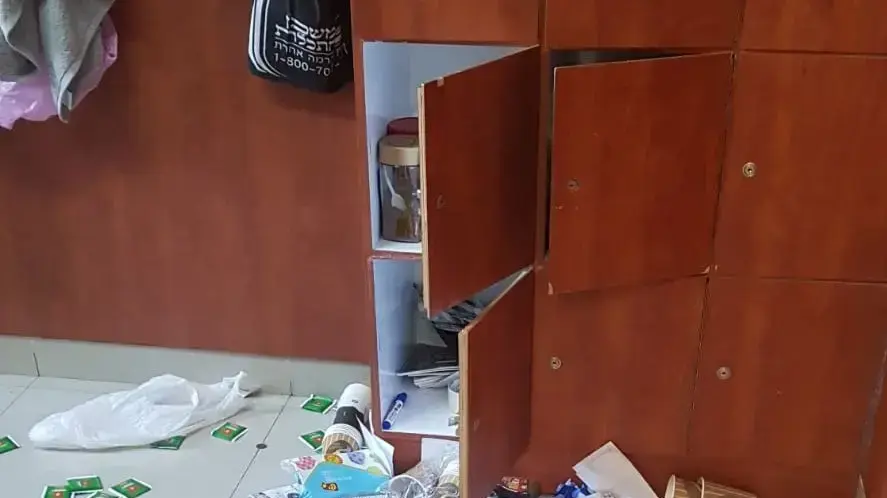 התפרצות לבית כנסת בעיר מודיעין עלית נגרם נזק לספרי תורה לבית הכנסת ונגנבו כלי כסף. דצמבר 2019
. התפרצות לבית כנסת בעיר מודיעין עלית נגרם נזק לספרי תורה לבית הכנסת ונגנבו כלי כסף. דצמבר 2019
.