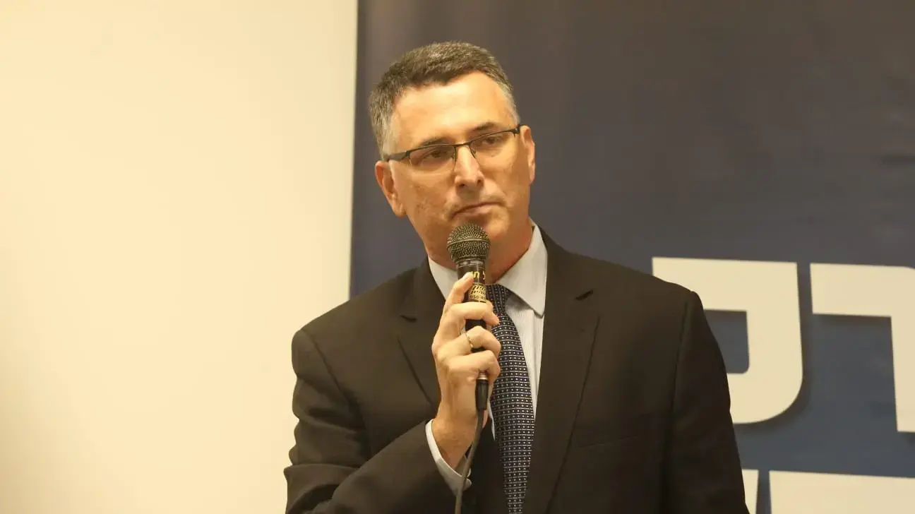 גדעון סער במהלך נאומו בעצרת תמיכה בנתניה 23 בצדמבר 2019 גדעון סער במהלך נאומו בעצרת תמיכה בנתניה 23 בצדמבר 2019