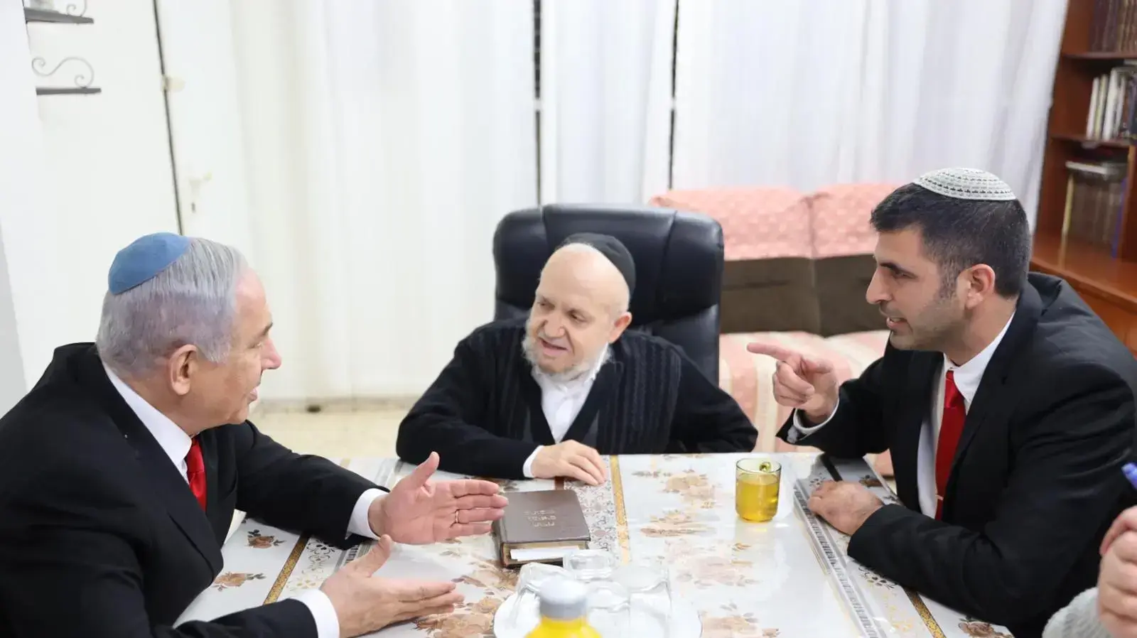 בנימין נתניהו אצל הרב מאיר מאזוז עם ח"כ שלמה קרעי ב-21 לדצמבר 2019 בנימין נתניהו אצל הרב מאיר מאזוז עם ח"כ שלמה קרעי ב-21 לדצמבר 2019