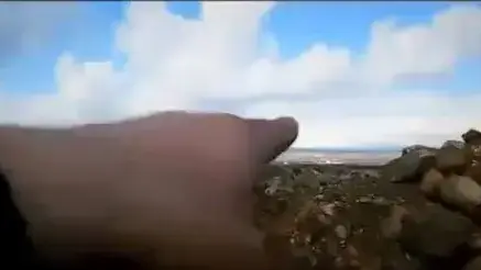 חייל מהמילציה האיראנית מצביע על רמת הגולן במהלך פרסום סרטון של הארגון המאיים על רמת הגולן כמטרה הסופית חייל מהמילציה האיראנית מצביע על רמת הגולן במהלך פרסום סרטון של הארגון המאיים על רמת הגולן כמטרה הסופית