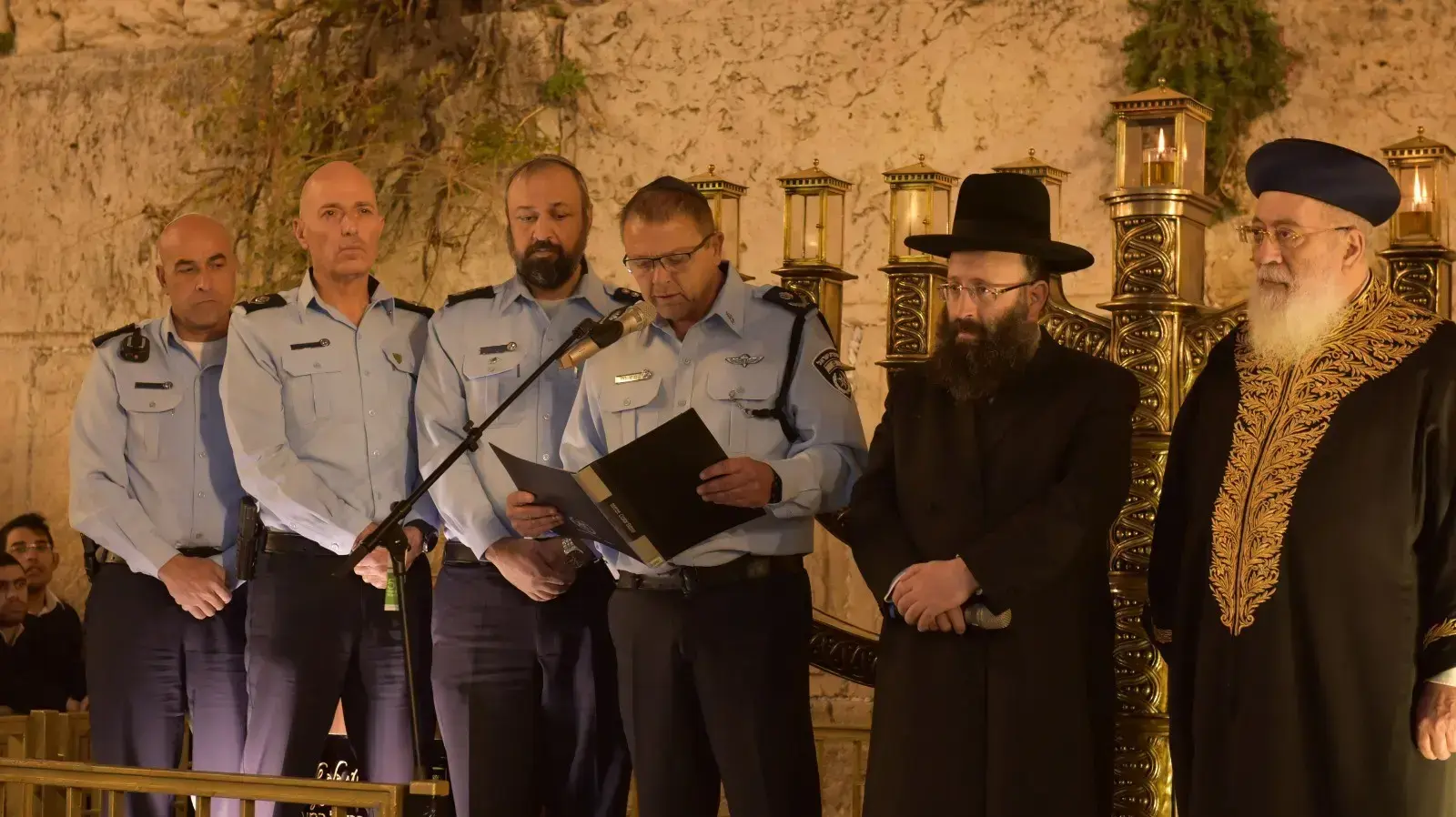 טקס הדלקת הנר השלישי של חנוכה בכותל המערבי, בהשתתפות מ"מ מפכ"ל המשטרה ניצב מוטי כהן ובמעמד הרב הראשי של ירושלים, הראשון לציון הרב שלמה משה עמר, רב הכותל והמקומות הקדושים, הרב שמואל רבינוביץ', מנכ"ל הקרן למורשת הכותל המערבי ולוחמי מג"ב. 24 בדצמבר 2019 טקס הדלקת הנר השלישי של חנוכה בכותל המערבי, בהשתתפות מ"מ מפכ"ל המשטרה ניצב מוטי כהן ובמעמד הרב הראשי של ירושלים, הראשון לציון הרב שלמה משה עמר, רב הכותל והמקומות הקדושים, הרב שמואל רבינוביץ', מנכ"ל הקרן למורשת הכותל המערבי ולוחמי מג"ב. 24 בדצמבר 2019