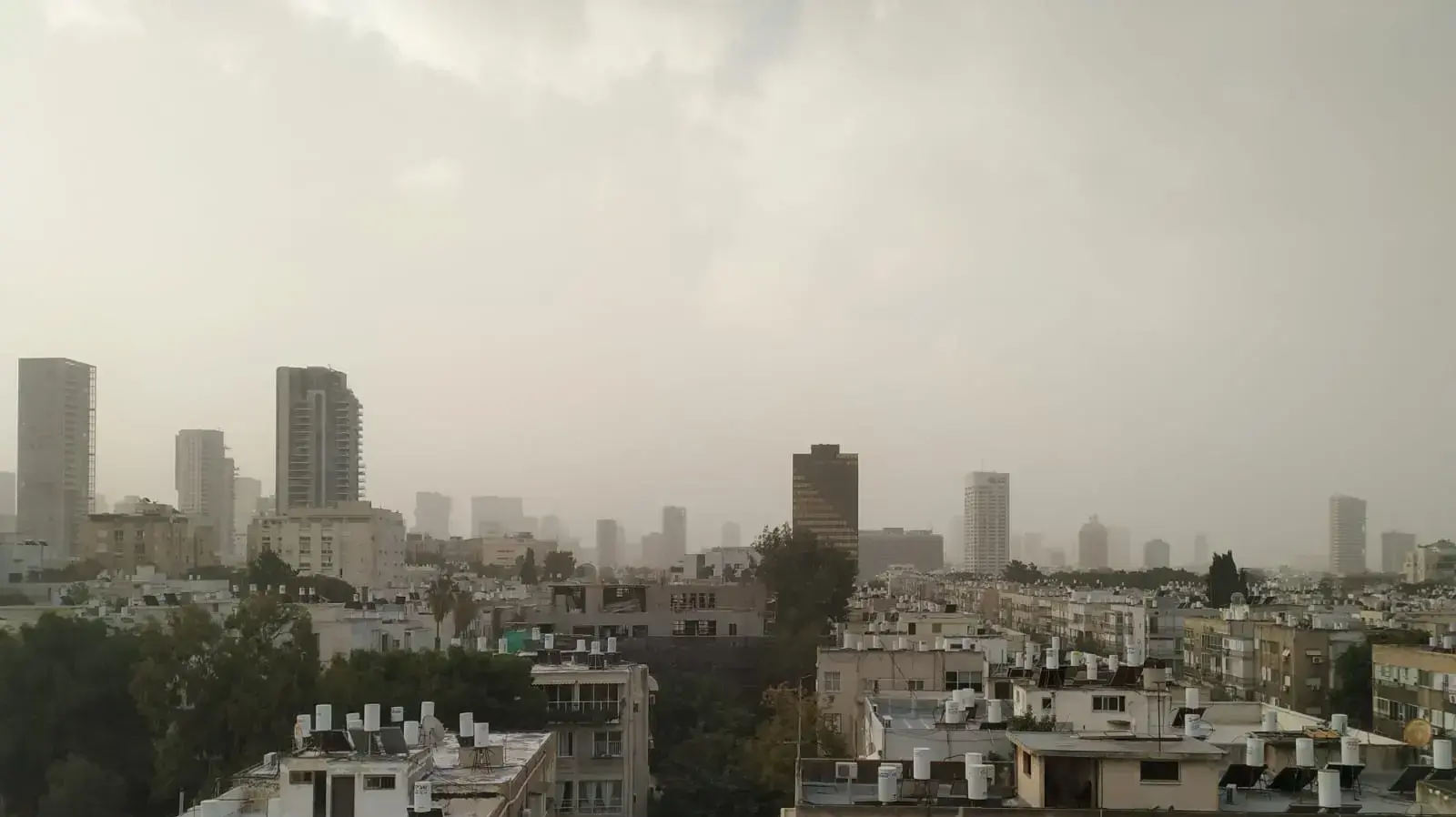 מזג אויר חורפי בתל אביב, 25 בדצמבר 2019 מזג אויר חורפי בתל אביב, 25 בדצמבר 2019