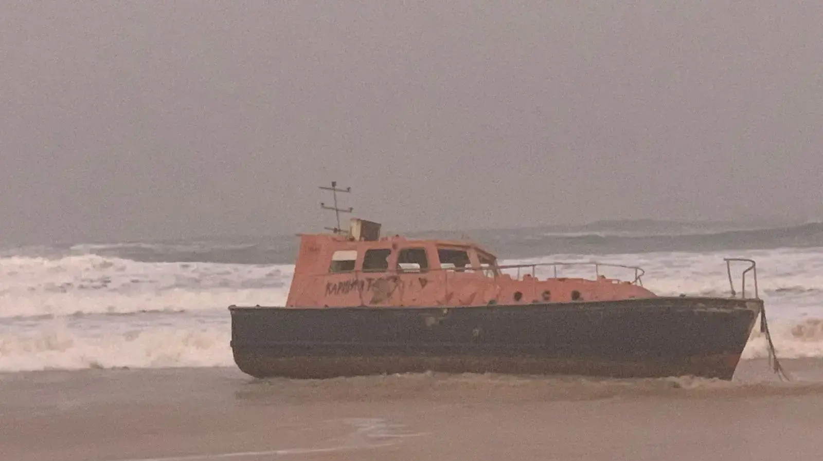 סירה שנפלטה בחוף הקשתות באשדוד בשל מזג האויר, 25 בדצמבר 2019
סירה שנפלטה בחוף הקשתות באשדוד בשל מזג האויר, 25 בדצמבר 2019