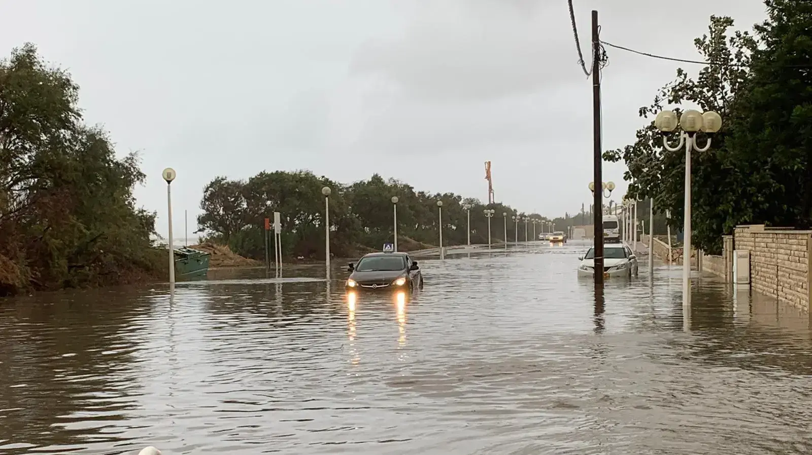 חילוץ רכב פרטי עם אזרחים שנתקע בשלולית מים בגובה חצי מטר ברחוב המעפילים בעיר נהריה.
חילוץ רכב פרטי עם אזרחים שנתקע בשלולית מים בגובה חצי מטר ברחוב המעפילים בעיר נהריה.