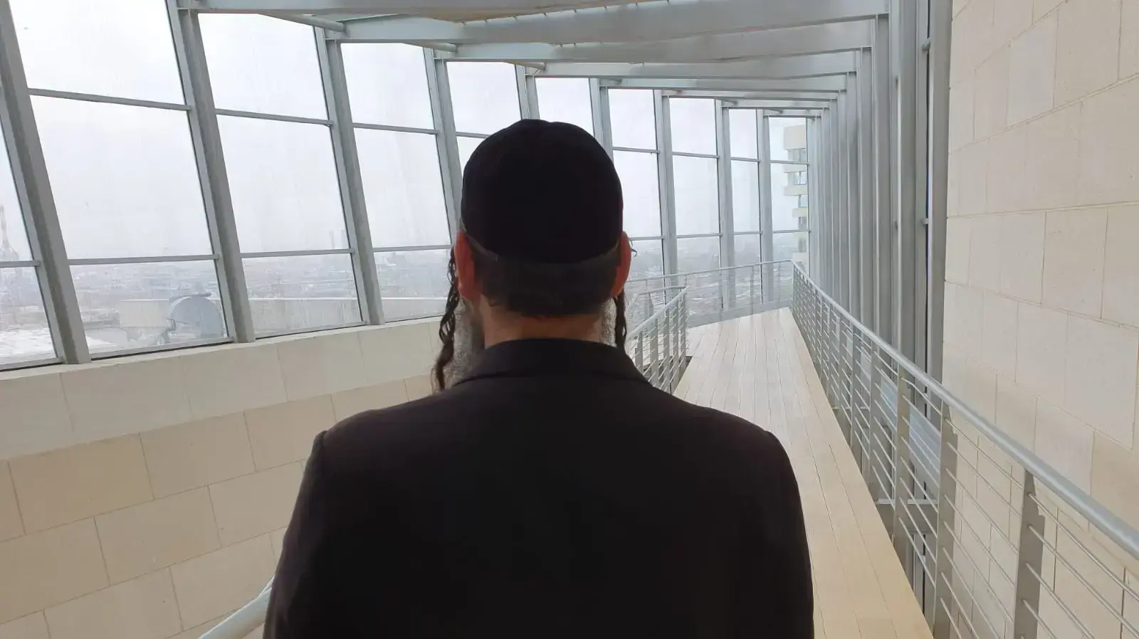 המתלונן ד', בעת הגשת כתב אישום נגד פסיכולוג הילדים עידן קוסובסקי, בית המשפט המחוזי חיפה, 25 בדצמבר 2019 המתלונן ד', בעת הגשת כתב אישום נגד פסיכולוג הילדים עידן קוסובסקי, בית המשפט המחוזי חיפה, 25 בדצמבר 2019