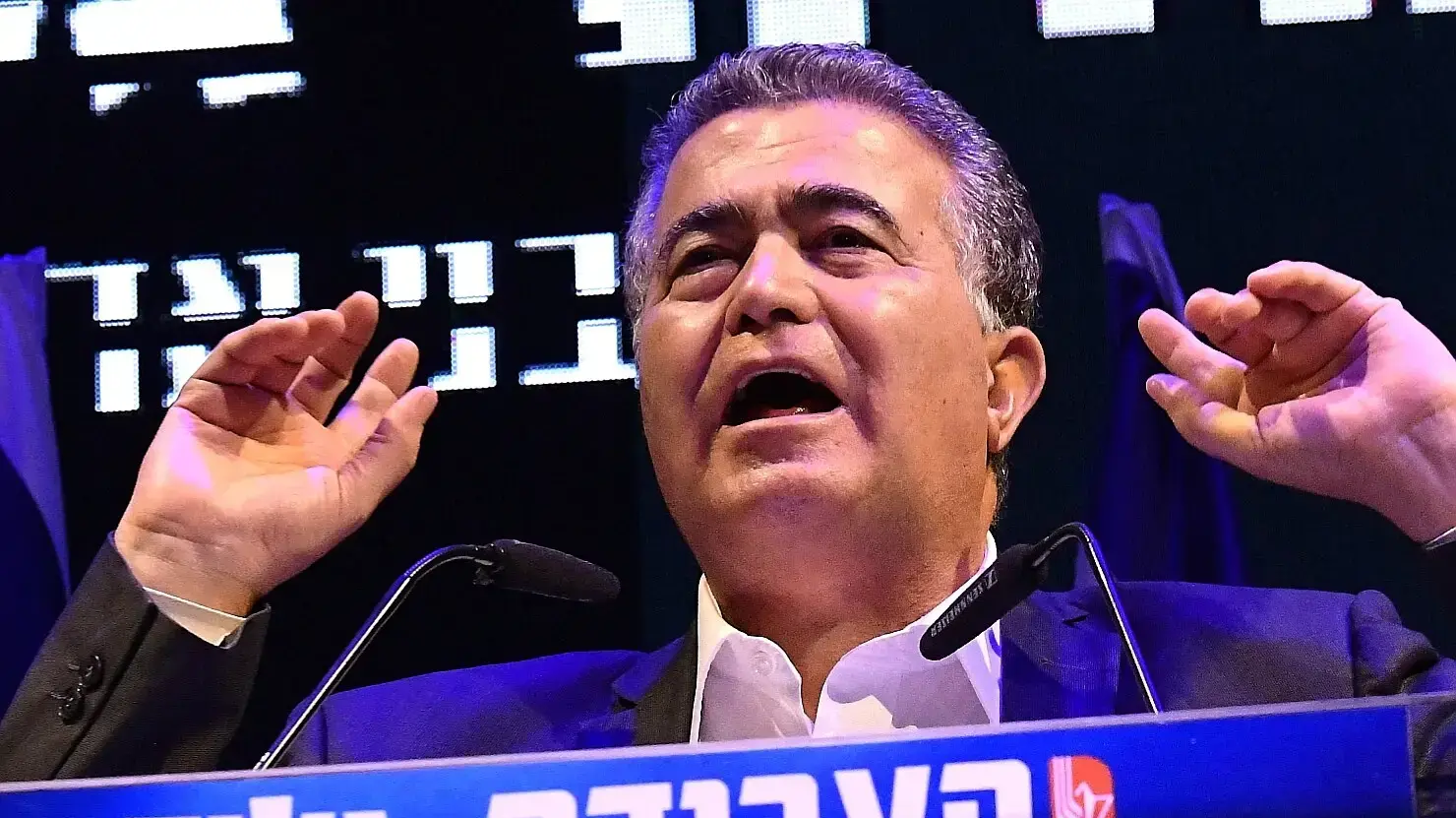 עמיר פרץ במהלך נאומו בכינוס ועידת מפלגת העבודה, מרכז הכנסים "לאגו", ראשון לציון 25 בדצמבר 2019 עמיר פרץ במהלך נאומו בכינוס ועידת מפלגת העבודה, מרכז הכנסים "לאגו", ראשון לציון 25 בדצמבר 2019